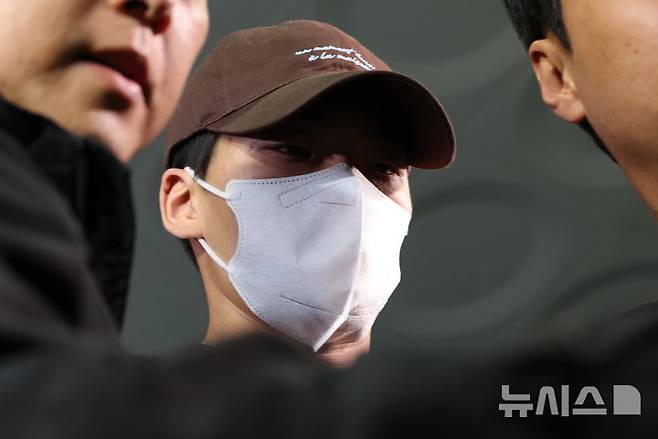 [서울=뉴시스] 권창회 기자 = 이혼 소송 중 장모를 살해하고 아내를 차량에 태워 도주한 혐의를 받는 20대 남성이 신고접수 약 7시간만에 경찰에 긴급체포돼 11일 서울 송파경찰서로 압송되고 있다. 2026.10.11.&nbsp;kch0523@newsis.com