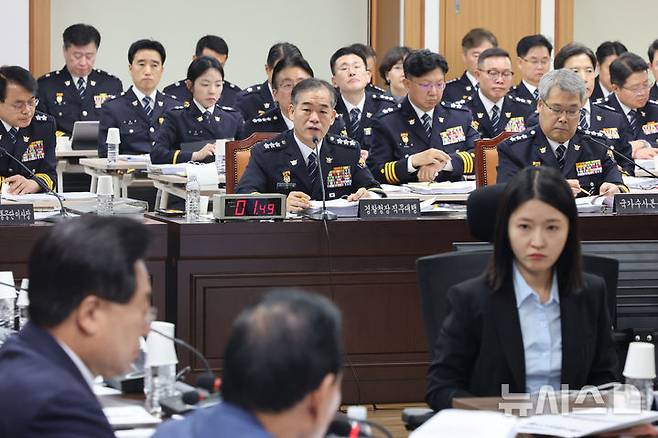 [서울=뉴시스] 김금보 기자 = 김종철 경찰청장 직무대행이 12일 서울 서대문구 경찰청에서 열린 국회 행정안전위원회의 경찰청에 대한 국정감사에서 의원 질의에 답변을 하고 있다. 2026.10.12. kgb@newsis.com