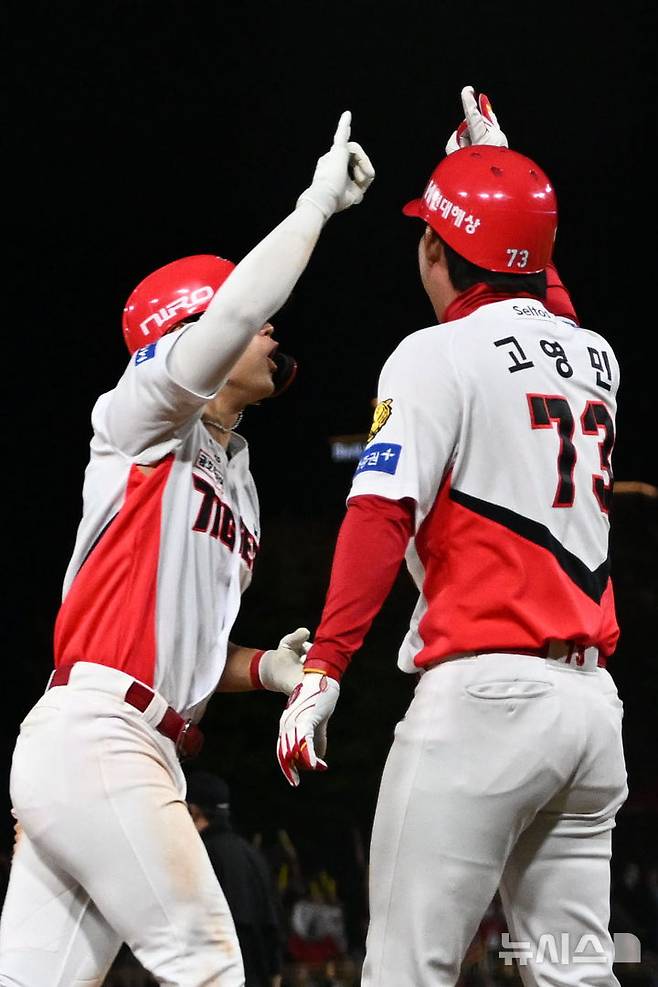 [전남광주=뉴시스] 이영주 기자 = 12일 오후 전남광주 북구 광주-기아챔피언스필드에서 열린 2026 신한 SOL KBO리그 LG트윈스 대 KIA타이거즈의 경기. 8회 말 KIA 김도영이 시즌 45호 홈런을 날린 뒤 그라운드를 돌며 주루코치와 세리머니 하고 있다. 2026.10.12. leeyj2578@newsis.com