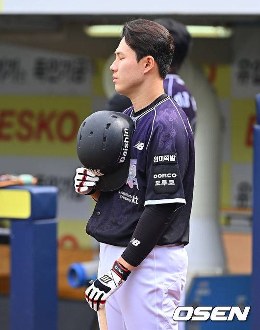 [OSEN=대구, 이석우 기자] 11일 대구삼성라이온즈파크에서 2026 신한 SOL KBO 리그 삼성 라이온즈와 KT 위즈의 경기가 열렸다. 홈팀 삼성은 후라도가, 방문팀 KT는 고영표가 선발 출전했다. KT 위즈 최원준이 경기에 나서기 전 기도하고 있다. 2026.10.11 / foto0307@osen.co.kr