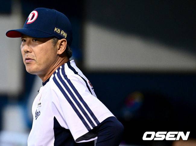 [OSEN=잠실, 최규한 기자] 23일 서울 잠실야구장에서 ‘2026 신한 SOL Bank KBO리그’ 두산 베어스와 KIA 타이거즈의 경기가 열렸다.홈팀 두산은 잭로그, 방문팀 KIA는 애덤 올러를 선발로 내세웠다.두산 김원형 감독이 경기 시작을 준비하고 있다. 2026.09.23 / dreamer@osen.co.kr
