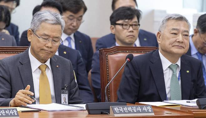 김동철 한국전력 사장(왼쪽)과 김회천 한국수력원자력 사장이 12일 국회에서 열린 산업통상자원중소벤처기업위원회 국정감사에 출석해 있다. ⓒ연합뉴스