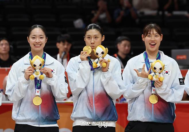 26일 일본 나고야 아이치 인터내셔널 아레나에서 열린 2026 아이치·나고야 아시안게임 여자농구 결승전에서 일본을 꺾고 우승한 한국 여자농구 대표팀 박소희, 이해란, 홍유순(왼쪽부터)이 시상대에서 금메달을 목에 걸고 포즈를 취하고 있다. 2026.9.26 나고야|강윤중 선임기자