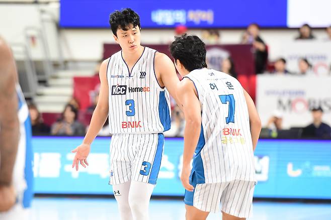 KCC 허웅이 5일 현대모비스전에서 허훈과 대화를 나누고 있다. KBL 제공