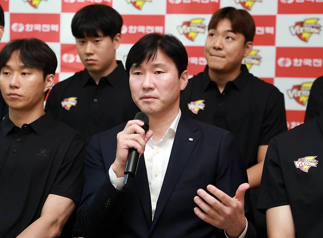 석진욱 한국전력 감독이 12일 오후 경기 오산시 구단 체육관에서 열린 기자 간담회에서 취재진의 질문에 답하고 있다. /사진=한국전력 제공