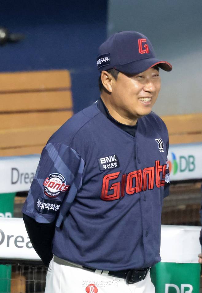 두산출신 롯데 김태형 감독이 12일 잠실야구장 페넌트레이스 마지막 경기인 두산베어스와 롯데자이언츠 경기를 앞두고 그라운드에 나서고 있다.  2026.10.12. /사진=강영조 cameratalks@