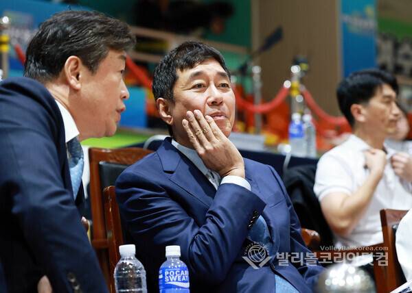 KOVO컵이 열리는 여수 진남체육관에서 마주한 한국배구의 명암...뜨거운 열정과 남겨진 과제들...사진은 11일 한국배구연맹 이호진 총재가 여자부 경기를 지켜보는 모습.2026.10.11.(사진=김경수 기자/ 발리볼코리아닷컴)
