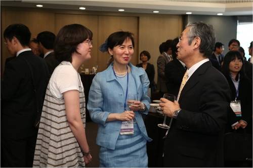2013년 동아시아 류마티스 학회에서 김현아 교수(가운데). 오른쪽은 일본인 교수 [본인 제공]