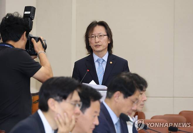 업무보고 하는 주병기 공정거래위원장 (서울=연합뉴스) 배재만 기자 = 주병기 공정거래위원장이 12일 국회에서 열린 정무위원회 국정감사에서 업무보고를 하고 있다. 2026.10.12 scoop@yna.co.kr