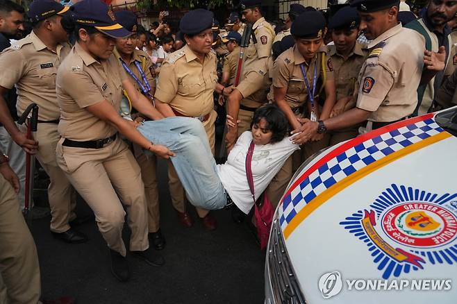 인도 선관위원장 퇴진 시위서 연행되는 여성 [AP=연합뉴스. 재판매 및 DB 금지]