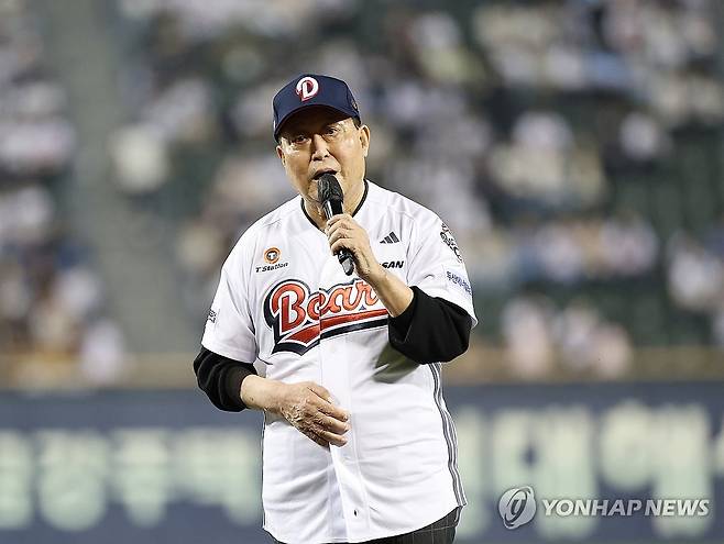 잠실구장 정규시즌 마지막 시구자는 '국민감독' 김인식 (서울=연합뉴스) 이지은 기자 = 12일 서울 잠실야구장에서 열린 정규시즌 마지막 경기인 롯데와 두산의 경기. '국민감독' 김인식 전 감독이 시구하기 전 인사말을 하고 있다.
    1982년 개장한 잠실 야구장은 올 시즌을 끝으로 철거에 들어가 재정비를 거쳐 2032년 돔구장으로 다시 문을 열 계획이다. 2026.10.12 jieunlee@yna.co.kr