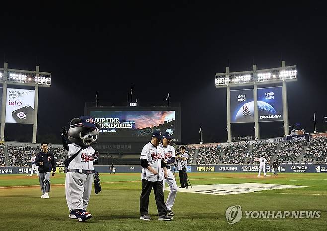 잠실구장 정규시즌 마지막 시구 끝 (서울=연합뉴스) 이지은 기자 = 12일 서울 잠실야구장에서 열린 정규시즌 마지막 경기인 롯데와 두산의 경기. '국민감독' 김인식 전 감독이 시구를 마친 뒤 그라운드를 나오고 있다.
    1982년 개장한 잠실 야구장은 올 시즌을 끝으로 철거에 들어가 재정비를 거쳐 2032년 돔구장으로 다시 문을 열 계획이다. 2026.10.12 jieunlee@yna.co.kr