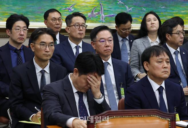[이데일리 노진환 기자] 김종화(앞줄 오른쪽) SK에너지 대표, 송명준 HD현대오일뱅크 대표, 김창수 GS칼텍스 부사장, 이건명 S-OIL 부사장이 12일 서울 여의도 국회 정무위원회에서 열린 공정거래위원회, 한국소비자원 등에 대한 국정감사에 출석, 굳은 표정으로 앉아 있다.