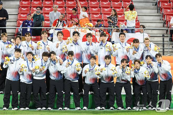 대한민국 아시안게임 축구대표팀 선수들이 3일 일본 아이치현 도요타 스타디움에서 열린 2026 아이치·나고야 아시안게임 축구 결승전 시상식에서 금메달을 목에 걸고 기념촬영을 하고 있다. 2026.10.3 ⓒ 뉴스1 김도우 기자