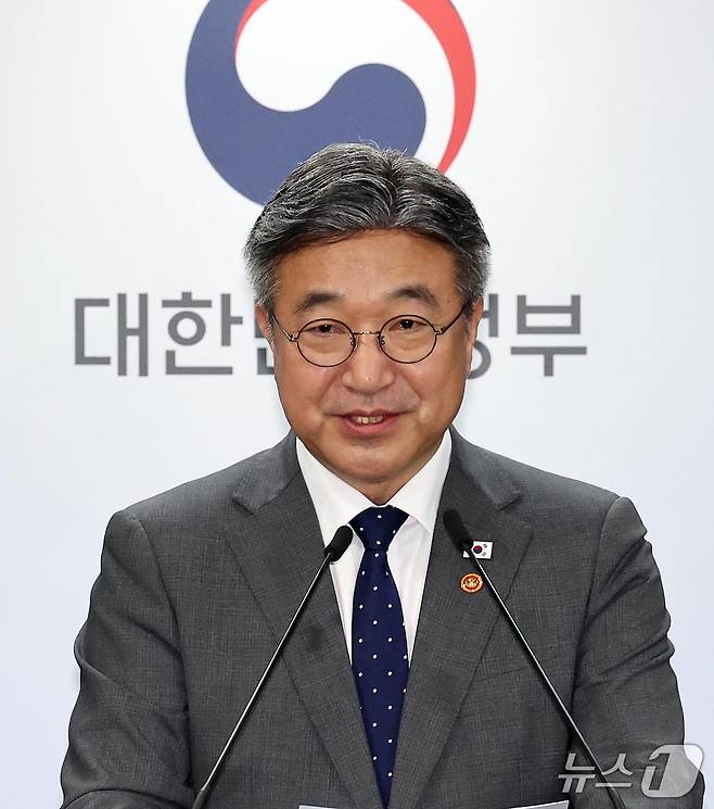 윤호중 행정안전부장관이 13일 서울 종로구 정부서울청사에서 '2차 중앙행정기관 이전 계획' 브리핑을 하고 있다ⓒ 뉴스1 이종덕 기자