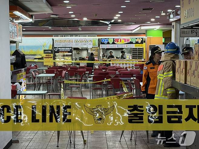 13일 인천 남동구 홈플러스 푸드코트에서 흉기 난동 사건이 발생했다. 경찰과 소방당국에 따르면 A씨가 휘두른 흉기에 1명이 심정지 상태에 빠지는 등 마트 및 영화관 이용객 6~8명이 크고 작은 부상을 입은 것으로 파악됐다. 2026.10.13 ⓒ 뉴스1 박소영 기자