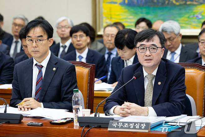 임기근 국무조정실장이 13일 서울 여의도 국회에서 열린 정무위원회의 국무조정실 등에 대한 국정감사에 출석해 의원 질의에 답하고 있다. 왼쪽은 채이배 국무총리비서실장. 2026.10.13 ⓒ 뉴스1 유승관 기자