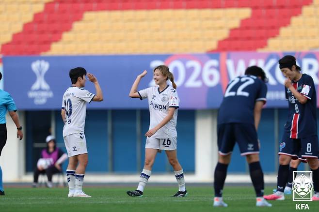수원FC '리빙레전드' 지소연과 '신성' 윤수정의 W코리아컵 결승행 하이파이브  사진제공=KFA