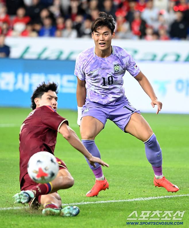 2일 울산 문수월드컵경기장에서 열린 대한민국과 베네수엘라의 평가전. 오현규가 손흥민의 패스가 차단되자 아쉬워하고 있다. 울산=허상욱 기자wook@sportschosun.com/2026.10.02/