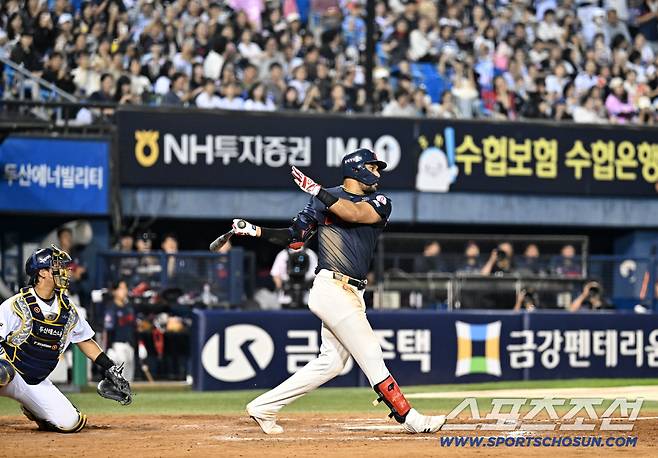 8회초 1사 1루 레이예스가 안타를 치고 있다. 레이예스의 시즌 211번째 안타다.