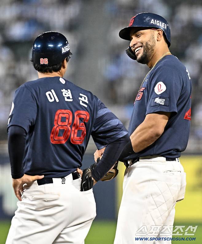 이현곤 1루 코치와 211안타의 기쁨을 나누는 레이예스
