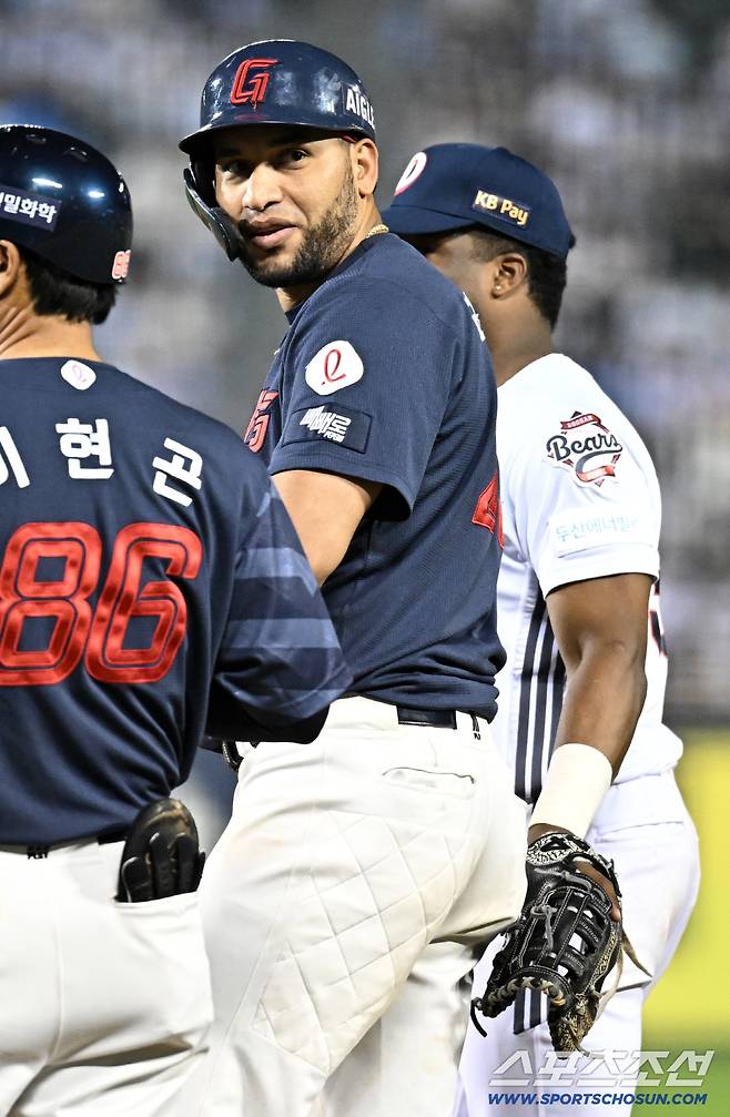 세베리노의 축하를 받다 자신에게 박수를 보내는 1루 관중석의 두산 팬들을 잠시 바라본 레이예스