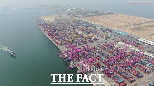 중동전쟁과 무역갈등이 세계 경제를 압박하는 가운데 국제통화기금(IMF)이 우리 경제의 성장률 전망을 상향 조정했다. /더팩트DB