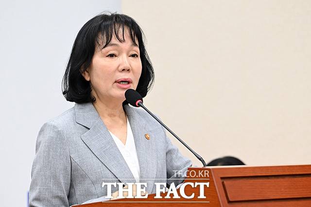 송경희 개인정보보호위원회 위원장이 13일 오전 서울 여의도 국회에서 열린 정무위원회의 국무조정실 등에 대한 국정감사에서 업무보고를 하고 있다. /남용희 기자
