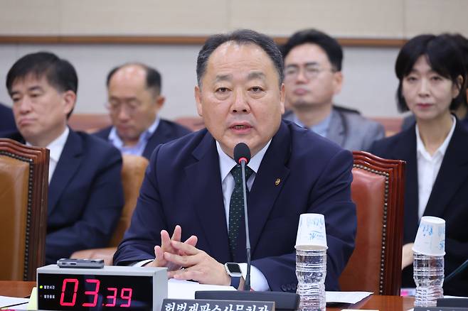 손인혁 헌법재판소 사무처장이 13일 서울 여의도 국회에서 열린 법제사법위원회의 헌법재판소 등에 대한 국정감사에서 의원 질의에 답변하고 있다. /뉴스1