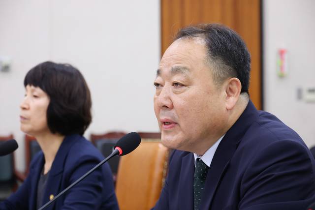 손인혁 헌법재판소 사무처장이 13일 국회에서 열린 법제사법위원회 국정감사에서 의원 질의에 답하고 있다. [연합뉴스]