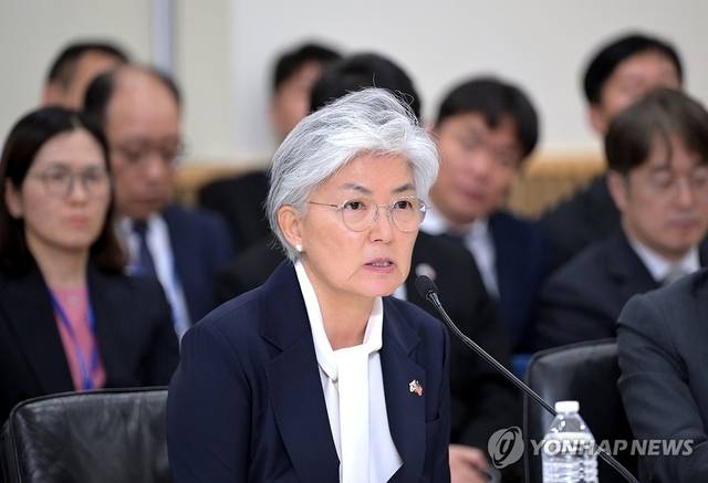 강경화 주미한국대사가 12일(현지시간) 워싱턴DC 한국대사관에서 열린 국회 외교통일위원회 국정감사에서 발언하고 있다. 연합뉴스