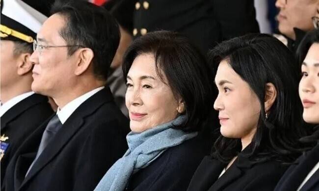 이재용 삼성전자 회장, 홍라희 리움미술관 명예관장(가운데), 이서현 삼성물산 사장이 지난해 11월28일 경남 창원시 진해구 해군사관학교에서 열린 해군사관후보생 임관식을 지켜보고 있다. 연합뉴스