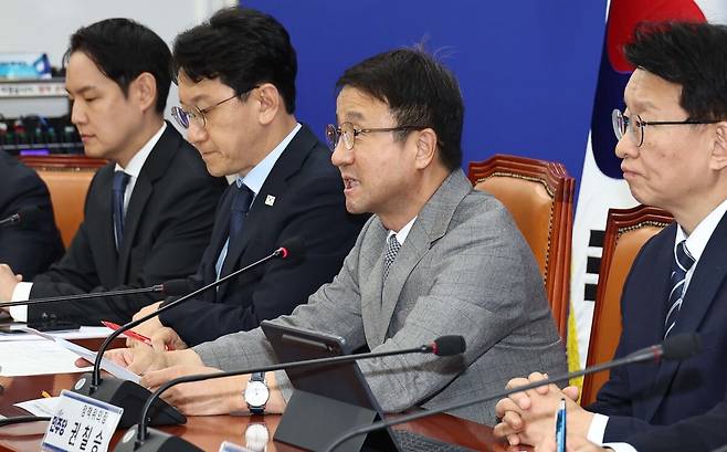 한병도 더불어민주당 원내대표가 13일 국회에서 열린 국정감사 대책회의에서 발언하고 있다. 윤운식 선임기자 yws@hani.co.kr