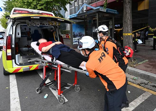인천 남동구 구월동 홈플러스 입점 상업시설에서 13일 발생한 흉기 난동 사건으로 부상을 당한 여성이 병원으로 이송되고 있다. 뉴시스