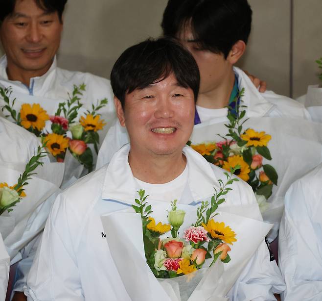 2026 아이치·나고야 아시안게임에서 우승을 차지한 한국 야구 대표팀 류지현 감독이 28일 인천국제공항을 통해 귀국, 환영 행사를 앞두고 활짝 웃고 있다. 2026.9.28 [연합뉴스]