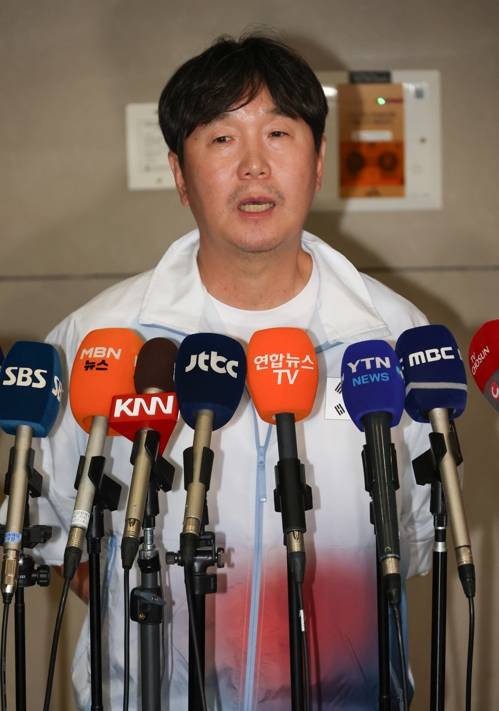 2026 아이치·나고야 아시안게임에서 우승을 차지한 한국 야구 대표팀 류지현 감독이 28일 인천국제공항을 통해 귀국해 인터뷰하고 있다. 2026.9.28 [연합뉴스]
