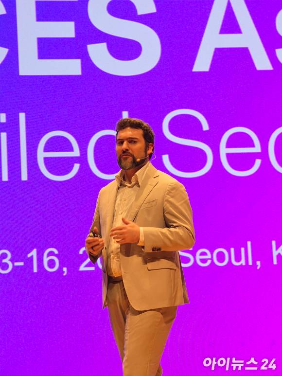 브라이언 코미스키 미국 소비자기술협회(CTA) 혁신·트렌드 담당 부사장이 기조 연설을 하고 있다. [사진=황세웅 기자]