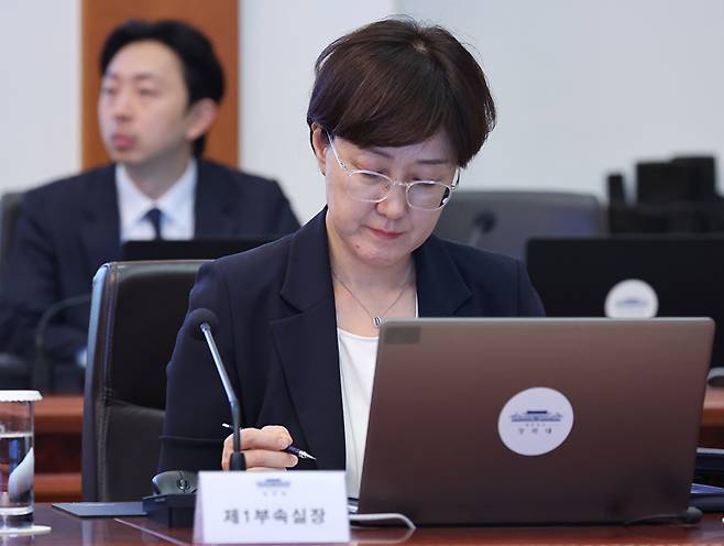 김현지 제1부속실장이 지난달 21일 청와대에서 열린 수석보좌관회의에서 이재명 대통령 발언을 듣고 있다. 2026.9.21 [청와대통신사진기자단] [사진=연합뉴스]
