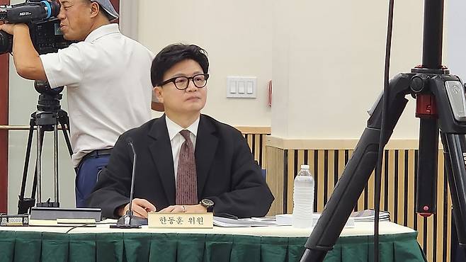한동훈 무소곡 의원이 12일(현지시간) 미국 워싱턴 주미 한국대사관에서 열린 국회 외통위원회 국정감사에서 강경화 주미 한국대사에게 질의하고 있다. 워싱턴=강태화 특파원