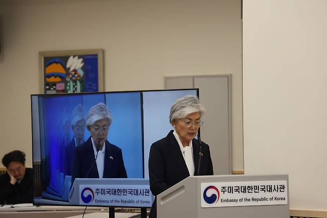 강경화 주미 한국대사가 12일(현지시간) 미국 워싱턴 주미 한국대사관에서 열린 국회 외통위원회 국정감사에서 발언하고 있다. 워싱턴 특파원단