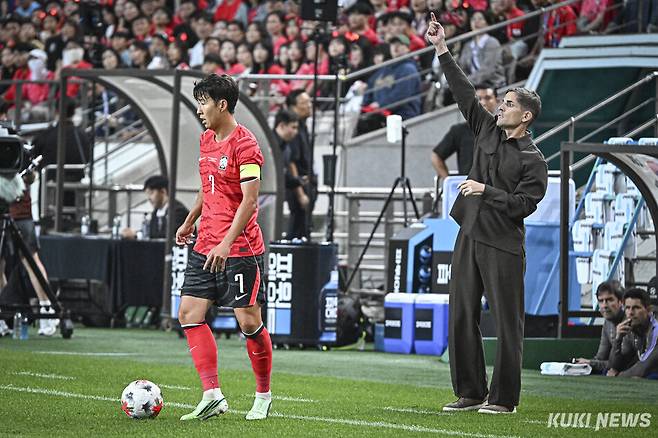 25일 서울 마포구 서울월드컵경기장에서 열린 하나은행 초청 축구 국가대표팀 친선경기 대한민국과 우루과이의 경기. 로베르토 모레노 대한민국 임시 감독이 전술을 지시하고 있다. 남동균 기자