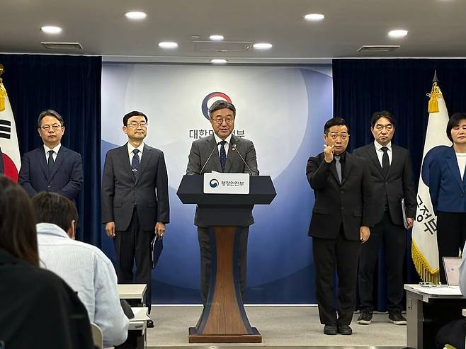 윤호중 행정안전부 장관이 13일 서울 종로구 정부서울청사에서 2차 중앙행정기관 이전 추진계획을 발표하고 있다. 김태은 기자