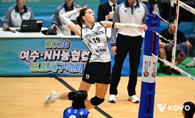 IBK기업은행 빅토리아가 13일 열린 흥국생명과 2026 프로배구 컵대회 여자부 A조 조별리그 2차전 도중 공격을 시도하고 있다./한국배구연맹(KOVO) 제공