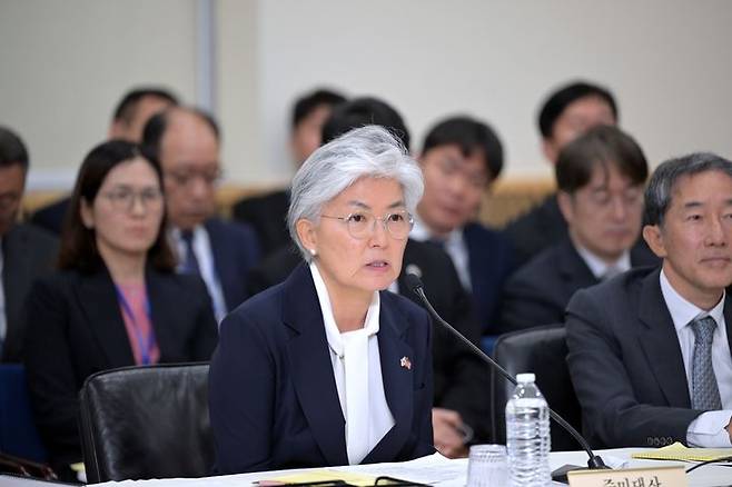 [워싱턴=뉴시스]강경화 주미대사가 12일(현지 시간) 미국 워싱턴DC 주미대사관에서 열린 국회 외교통일위원회 국정감사에서 답변하고 있다. (사진=주미대사관 제공). 2026.10.13.  *재판매 및 DB 금지