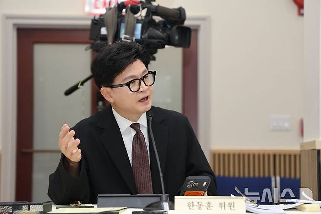 [워싱턴=뉴시스]한동훈 무소속 의원이 12일(현지 시간) 미국 워싱턴DC 주미대사관에서 열린 국회 외교통일위원회 국정감사에서 질의하고 있다. (사진=워싱턴공동취재단). 2026.10.13.