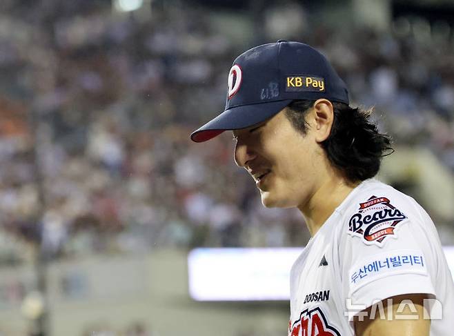 [서울=뉴시스] 박주성 기자 = 23일 오후 서울 송파구 잠실야구장에서 열린 2026 신한 SOL KBO리그  롯데 자이언츠 대 두산 베어스의 경기, 5회까지 무실점으로 막은 두산 선발 곽빈이 웃으며 덕아웃으로 돌아오고 있다.2026.08.23. park7691@newsis.com