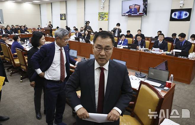 [서울=뉴시스] 김근수 기자 = 최형두 국민의힘 간사를 비롯한 국민의힘 의원들이 12일 오후 서울 여의도 국회에서 열린 과학기술정보통신위원회 국정감사에서 더불어민주당이 제안한 이진숙 국민의힘 의원에 대한 제척안에 반발해 퇴장하고 있다.  2026.10.12. ks@newsis.com
