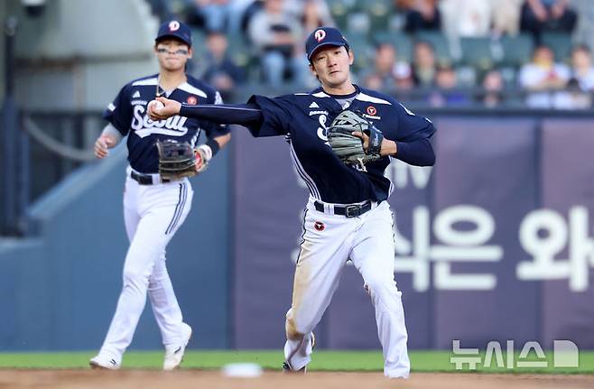 [서울=뉴시스] 이영환 기자 = 6일 오후 서울 송파구 잠실야구장에서 열린 2026 KBO리그 두산 베어스와 LG 트윈스의 경기, 2회말 두산 3루수 안재석이 LG 박동원이 날린 땅볼을 잡아 1루로 송구하고 있다. 2026.05.06. 20hwan@newsis.com