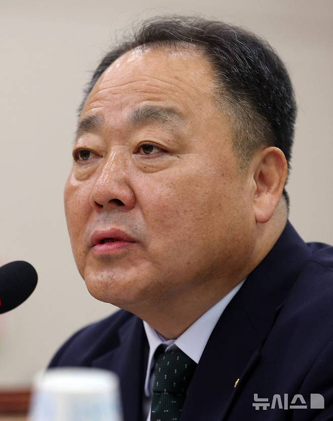 [서울=뉴시스] 고범준 기자 = 손인혁 헌법재판소 사무처장이 13일 서울 여의도 국회에서 열린 법제사법위원회 국정감사(헌법재판소 등)에서 의원 질의에 답변하고 있다. 2026.10.13. bjko@newsis.com