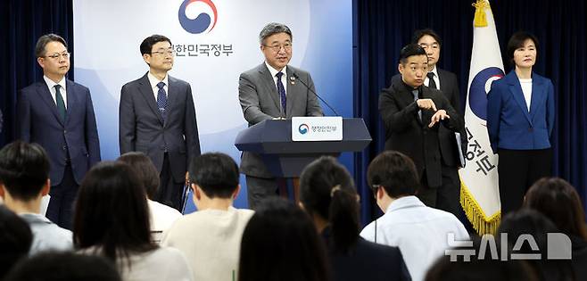[서울=뉴시스] 박영태 기자 = 윤호중 행정안전부 장관이 13일 오후 서울 종로구 서울 종로구 정부서울청사 브리핑룸에서 2차 중앙행정기관 이전 발표를 하고 있다. 2026.10.13. since1999@newsis.com